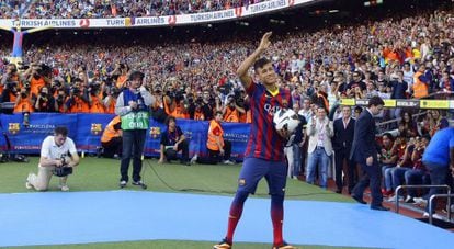 Neymar saluda a los aficionados en su presentaci&oacute;n con el Bar&ccedil;a.