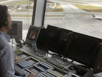 Un controlador a&eacute;reo en plena faena en la torre de control del aeropuerto de Madrid-Barajas que hoy.