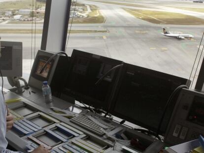 Un controlador a&eacute;reo en plena faena en la torre de control del aeropuerto de Madrid-Barajas que hoy.