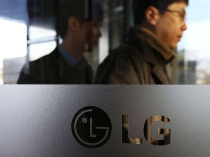 Un trabajador en la sede mundial de LG en Seul (Corea del Sur).