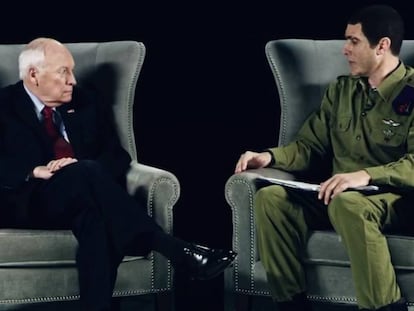 Sacha Baron Cohen (a la derecha) caracterizado como el coronel israelí Erran Morad, personaje creado para atraer a los sectores de la sociedad estadounidense que aman las armas, en la serie-documental 'Who is America?'. A su lado, el exvicepresidente del Gobierno estadounidense Dick Cheney.