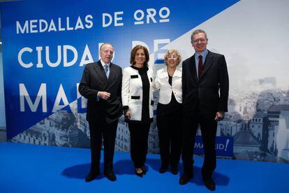 Los exalcaldes José María Álvarez del Manzano, Ana Botella y Alberto Ruiz-Gallardón, junto a Manuela Carmena (segunda por la derecha).