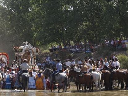 Varias hermandades atraviesan el paso del vado del Quema.