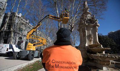 Un operario arranca los trabajos de conservación del monumento.