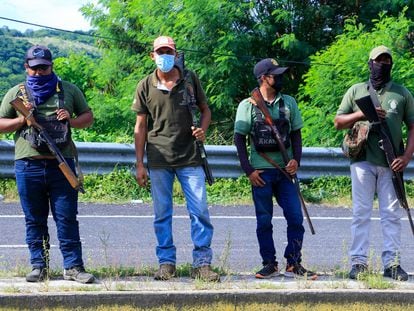 Integrantes de la UPOEG en un retén en la carretera Acapulco-Pinotepa Nacional, en agosto de 2022.
