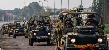 Soldados israelíes patrullan por una calle de Sderot (Israel), cerca de la frontera con Gaza, este sábado.