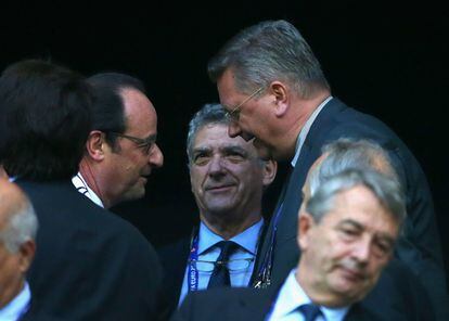 El presidente francés Francois Hollande conversa con el presidente de la Federación Alemana de Fútbol, Reinhard Grindel, en presencia de Ángel María Villar.