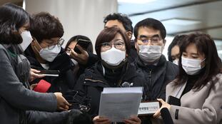 Una activista se dirige a la prensa en Seúl después de la sentencia que obliga a Japón a pagar compensaciones a llamadas "mujeres de confort", este viernes.