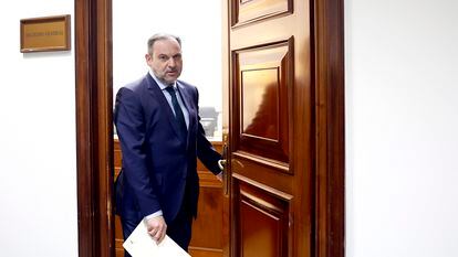 El exministro de Transportes y diputado del PSOE, José Luis Ábalos, a su salida del registro tras presentar su paso al grupo mixto en el Congreso de los Diputados, el martes.