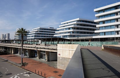 El hotel del puerto del Fòrum, concebido como un resort, con 500 habitaciones y de la cadena de SLS, esta semana, todavía en obras.
