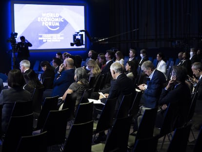 Un grupo de participantes sigue una de las sesiones del Foro de Davos este miércoles.