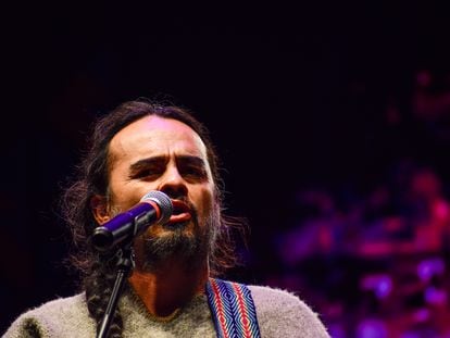 Edson Velandia y La Tigra se presentan durante el concierto de rock de la noche de apertura en el Carnaval de Blancos Y Negros, Pasto, el 2 de enero de 2022.