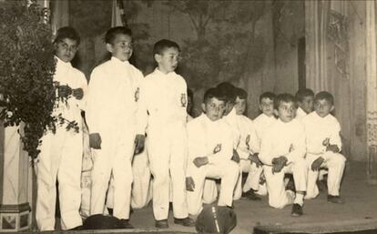 ¿Sabrías decir cuál de estos chiquillos del coro de los Salesianos es Rosendo? ¡Eso es! El tercero por la izquierda. Imagen de 1961. Rosendo tenía siete años.