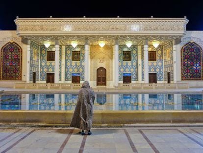 Una de las tumbas del mausoleo de Shah Cheragh, en Shiraz (Irán).