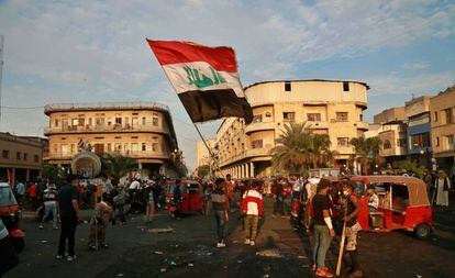 Manifestantes antigubernamentales tras los enfrentamientos con las fuerzas de seguridad en Bagdad, en Irak, este jueves.