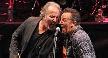 Bruce Springsteen y Joe Grushecky (i), durante una actuaci&oacute;n en Nueva Jersey en 2012. 