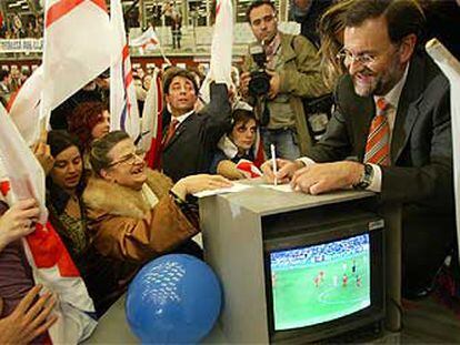 Mariano Rajoy firma autógrafos antes de comenzar el mitin en el que ayer participó en Barcelona.