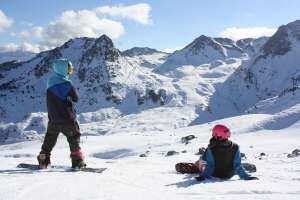 Dos 'snowboarders' descansando en la estación oscense de Formigal, Pirineo aragonés.