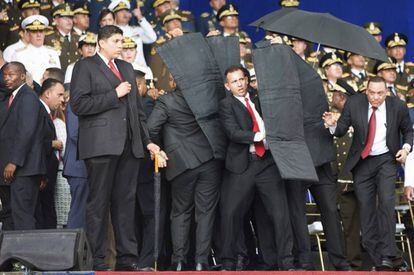 El personal de seguridad del presidente Maduro le protege en el momento del incidente.
