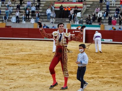 Daniel Luque pasea las dos orejas del quinto de la tarde.