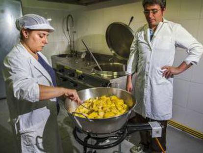 Cocción de la fruta para elaborar mermelada en la planta de La Pauleña en El Padul (Granada)