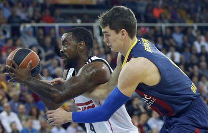 Hezonja trata de quitarle el balón a Rivers.
