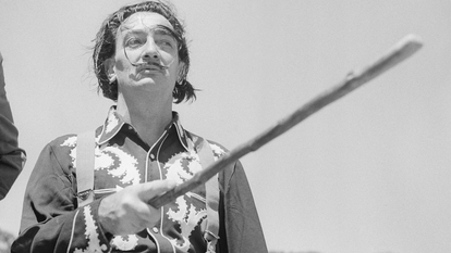 Salvador Dalí camino de Portlligat a Cadaqués, en 1952, fotografiado por Francesc Català-Roca.