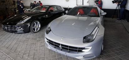 Los dos autom&oacute;viles Ferrari que fueron obsequiados al Rey Juan Carlos por Emiratos &Aacute;rabes Unidos hace cuatro a&ntilde;os. 