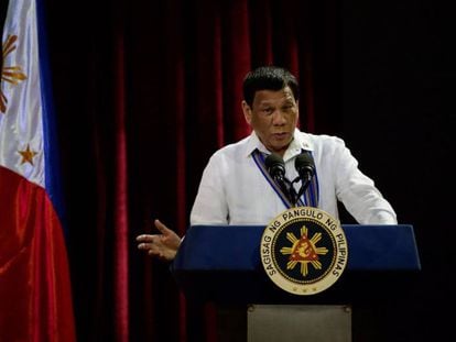 El presidente filipino, Rodrigo Duterte, en el traspaso de mando del nuevo jefe de las Fuerzas Aéreas filipinas en la base aérea Villamor en Manila.