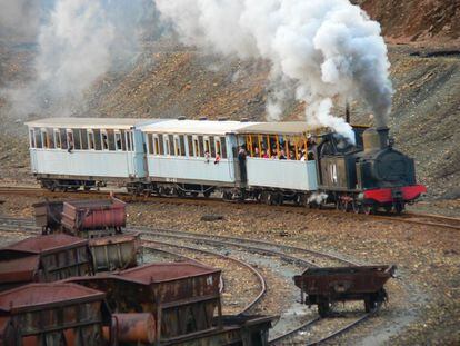 Tren tirado por una locomotora en Riotinto.