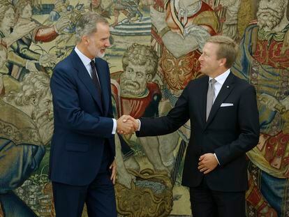 El presidente del grupo BMW, Olivier Zipse, saluda al Rey Felipe VI en la visita de este miércoles.