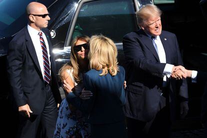 El presidente estadounidense Donald Trump y la primera dama Melania Trump son recibidos por el presidente francés Emmanuel Macron y su mujer Brigitte Macron.