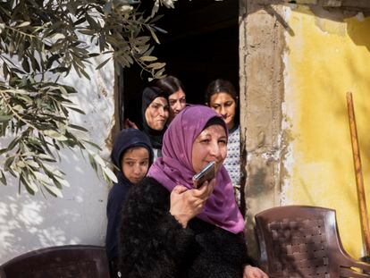 Rawda, en el horno donde prepara comida gratuita para 100 familias de la zona de Bar Elias, en el centro de Líbano. Avisa a sus comensales de la hora a la que estará listo el menú en un grupo de WhatsApp para que vengan con sus táperes. Detrás de ella, sus empleadas “y amigas” y la hija de Shahira, primera esposa de su actual marido. 
