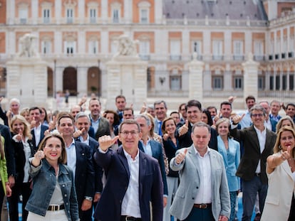 Alberto Núñez Feijóo, presidente del PP, el martes en Aranjuez (Madrid) junto a los cabezas de lista del Congreso de los Diputados con los que el partido concurrirá el 23-J.