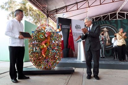El presidente de México, Andrés Manuel López Obrador, junto al embajador chino, la semana pasada durante la ceremonia de disculpas por la masacre de 1911.