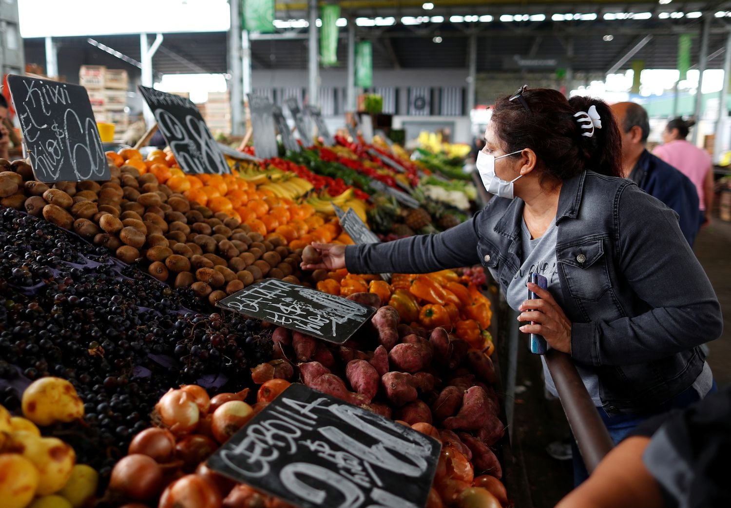 Clientes en el Mercado central de frutas y verduras.