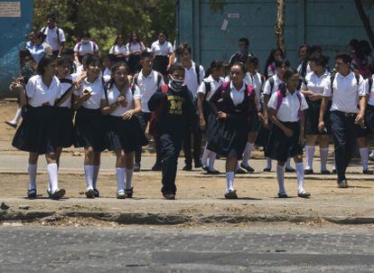 Un grupo de estudiantes sale de su colegio el 20 de abril de 2020 en Managua, Nicaragua. Las clases en las escuelas públicas, así como en las universidades estatales, se reanudaron después de las largas vacaciones de Semana Santa, y en medio de la pandemia del coronavirus.