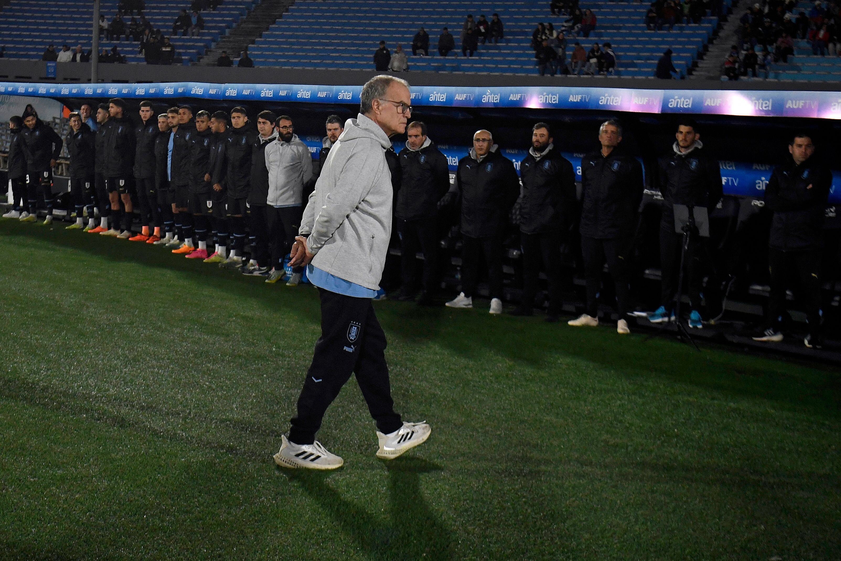 Marcelo Bielsa dirige un partido de la selección de Uruguay, el pasado 20 de junio en Montevideo.