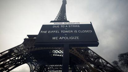 Un cartel anuncia la huelga en la torre Eiffel, el 19 de febrero.