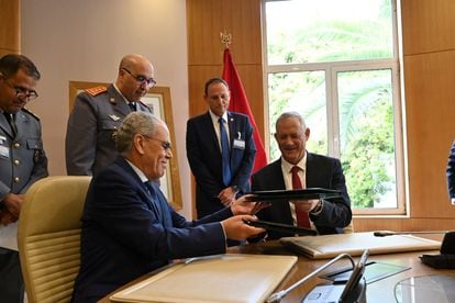 El ministro de Defensa de Israel, Benny Gantz (derecha) y el de Marruecos, Abdelatif Ludiyi, en la firma del acuerdo de cooperación militar, el miércoles en Rabat.