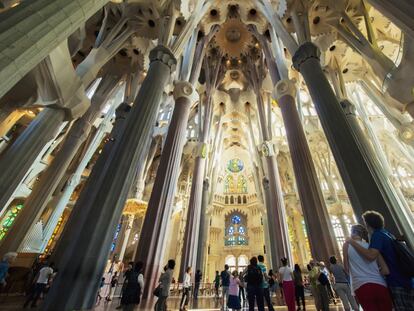 La primera piedra de la basílica se colocó en 1882, pero Antoni Gaudí no asumió su construcción hasta un año después. Respetando los trazos principales de un templo gótico, mejoró su arquitectura hasta crear el monumento (con registro de entrada) más visitado de España en 2015. Todavía inacabado, el simbolismo cristiano está presente en cada piedra: su verticalidad evoca la altura del cielo; cada una de las 18 torres está dedicada a un evangelio, a los apóstoles o a la Virgen María, y en el centro, Jesús. Las columnas herbáceas simulan un bosque donde Gaudí quería invitar a los feligreses a orar. No vio terminada su obra: murió en 1926 tras ser atropellado por un tranvía. Su cuerpo fue enterrado en el interior del templo.