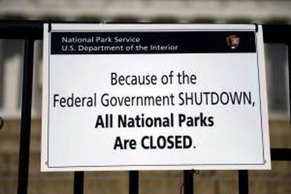 Vista de un cartel que prohíbe el acceso al Memorial Lincoln, en Washington (Estados Unidos).