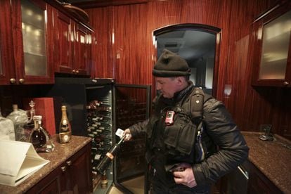 Las dimensiones del lugar habían sido mantenidas en secreto y parecen confirmar las sospechas de titánica corrupción. En la imagen, un hombre sujeta una botella de vino en el interior de la residencia, 22 de febrero de 2014.