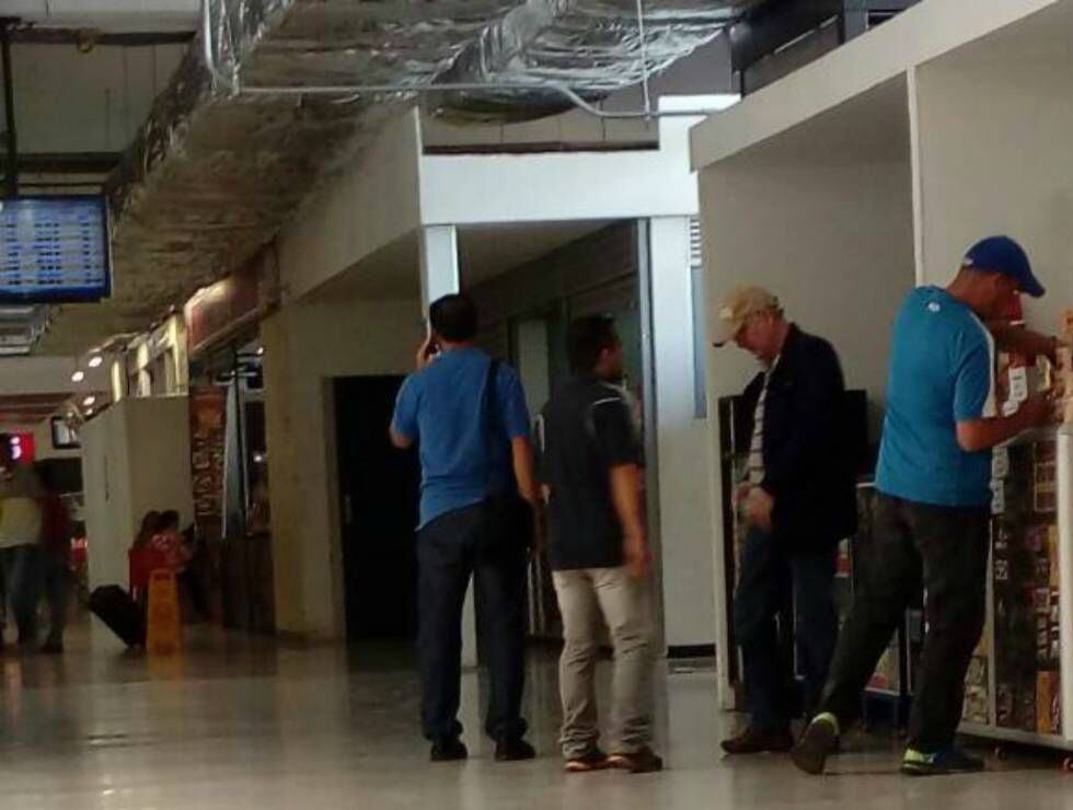 La primera imagen de Antonio Ledezma en Colombia fue difundida por lapatilla.com. El exalcalde de Caracas se ve en el aeropuerto de Cúcuta, antes de abordar un vuelo privado.