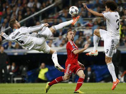 Pepe y Ramos tratan de sacar un bal&oacute;n ante Rib&eacute;ry.
