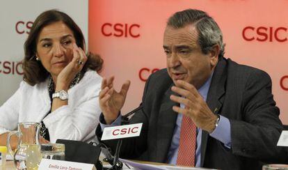 El presidente del CSIC, Emilio Lora-Tamayo, en un acto con la secretaria de Estado de Investigación, Carmen Vela.