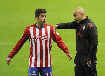 Abelardo da instrucciones a Jony, en el partido de Segunda entre el Sporting y el Lugo, el pasado 7 de diciembre.