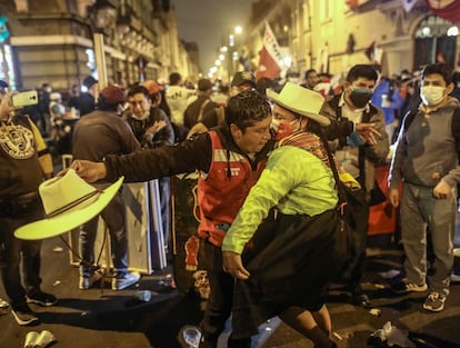 Una pareja baila en Lima durante la virtual celebración de la victoria de Pedro Castillo este jueves.