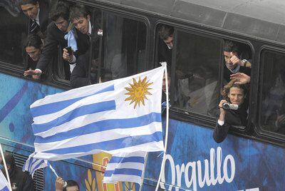 Forlán saluda a los aficionados uruguayos mientras graba en vídeo, ayer en Montevideo.