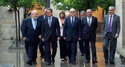 Artur Mas, acompañado por los presidentes de las Diputaciones catalanas, ayer en el palacio de la Generalitat.